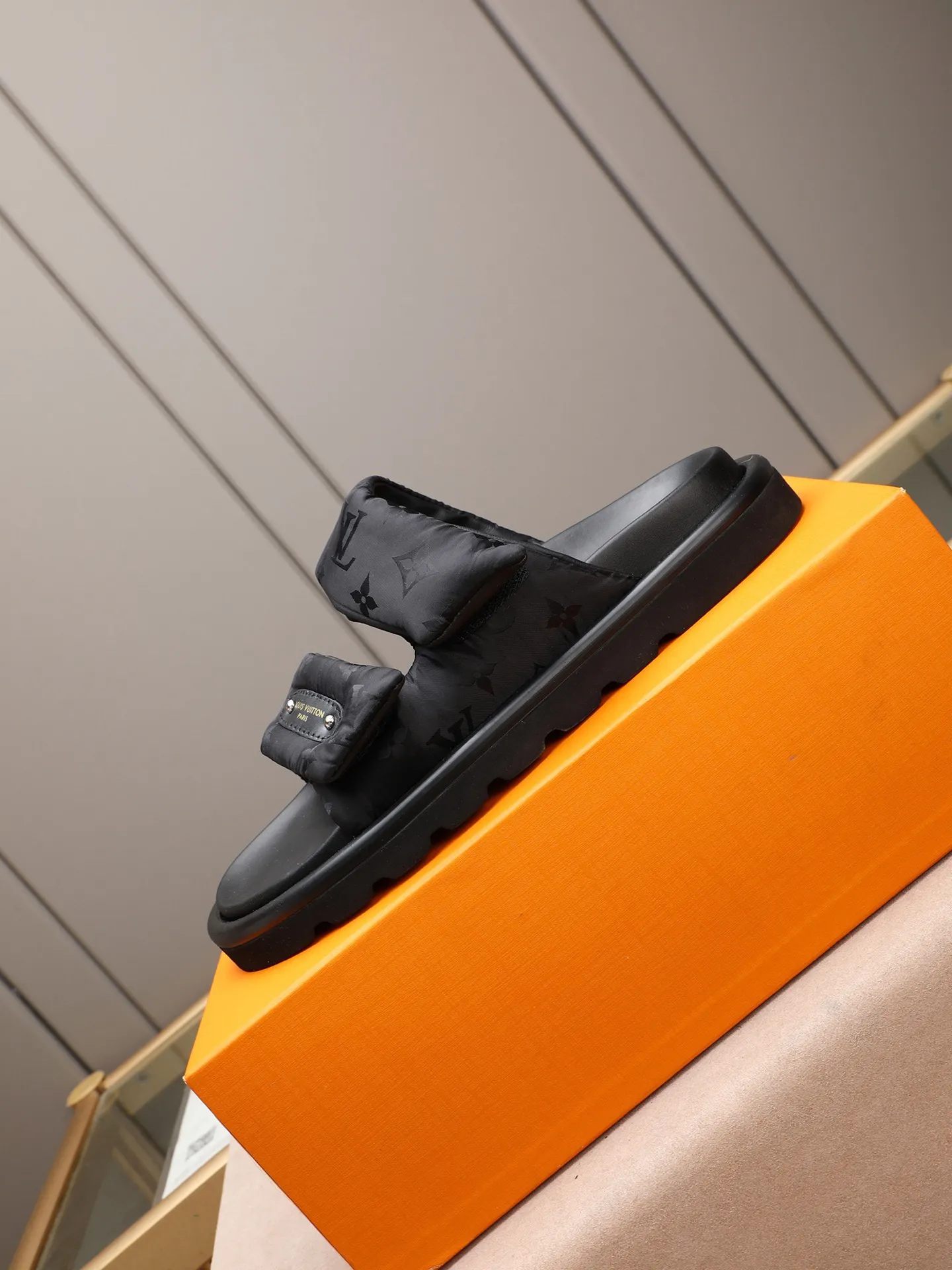 PP360 [LOUIS VUITTON] Louis Vuitton, LV printing, men's and women's slippers are on the market. The drawer box packaging comes with a cloth bag and a card. The upper pattern looks very soft and waxy, and it is a super versatile leg slimming tool. Fabric: imported denim/canvas/old fabric, LV hardware LOGO, official website pattern printing, comfortable to wear, feet: high-elastic PU water table. Sole: foam sole, heel height: about 5cm. Code number: 35-46, 35, 45, 46 are custom-made and non-returnable. Color: multiple colors and styles available.